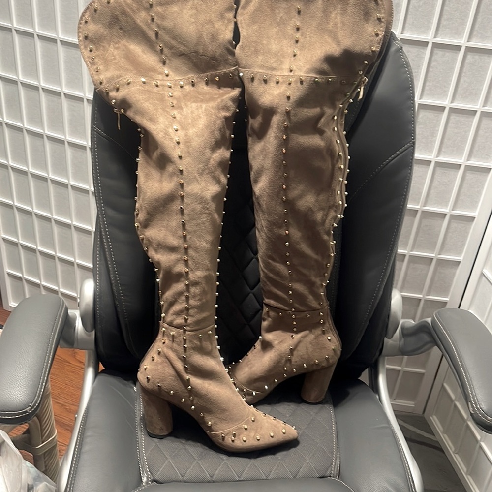 Sexy tan boots never worn suede
